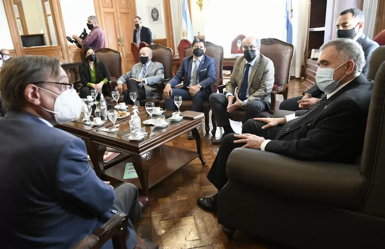 EN CASA DE GOBIERNO. Jaldo, junto al ministro de Desarrollo Productivo, Simón Padrós. Foto: Prensa Oficial