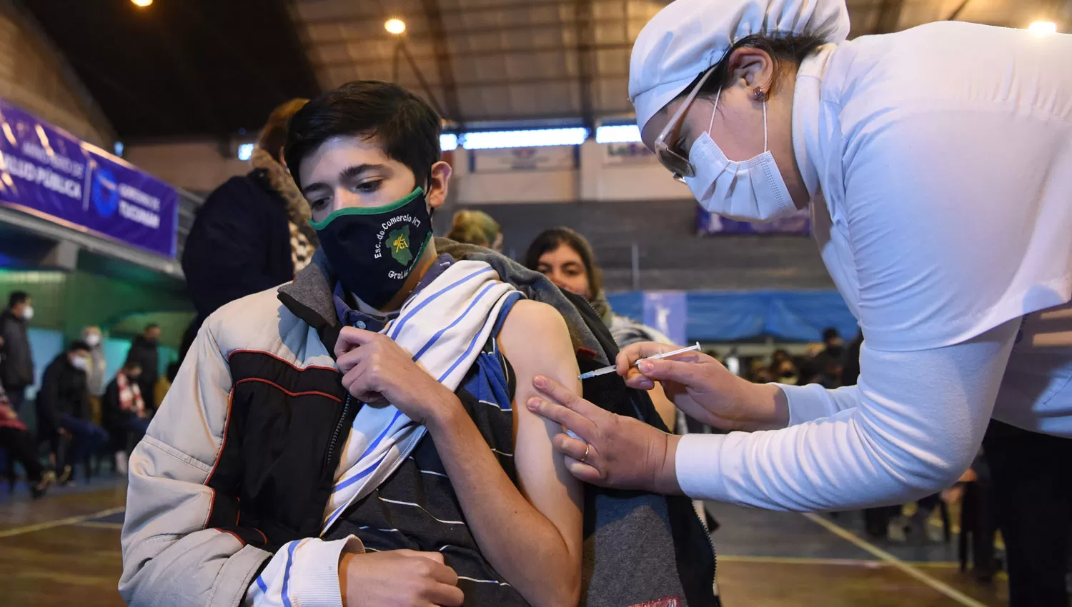 EN CAMPAÑA. Los adolescentes tucumanos pueden vacunarse a partir de los 16 años.