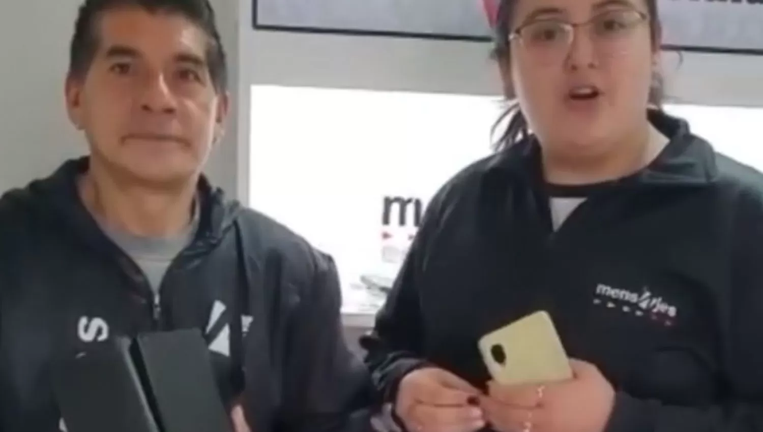 EN SUS MANOS. José Luis, junto a una compañera de trabajo, muestran el nuevo teléfono comprado gracias a la campaña en las redes.