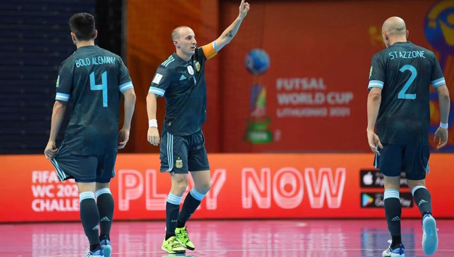 POR EL PASE. Argentina y Paraguay se enfrentarán este mediodía por los octavos de final del Mundial de Futsal.