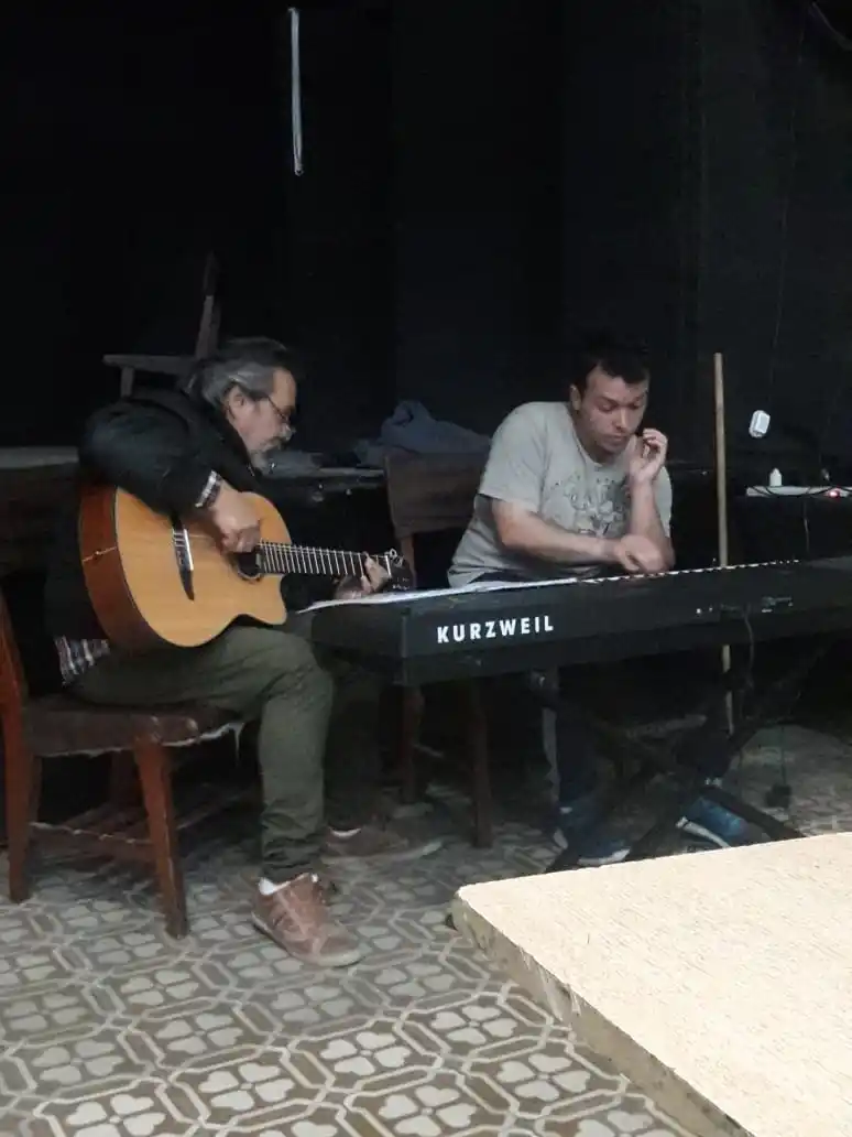 PULIENDO DETALLES. El director trabaja junto a Santiago Pláate.     