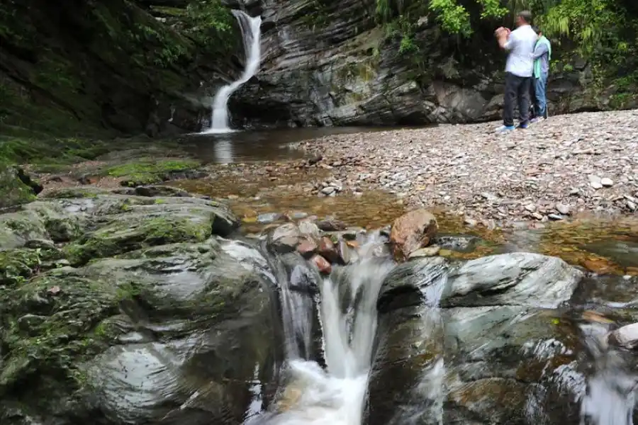 UN PARAÍSO. Al llegar a la cascada, sólo se escucha el ruido del agua y el canto de los pájaros. La naturaleza envuelve a los visitantes con su magia. ARCHIVO LA GACETA