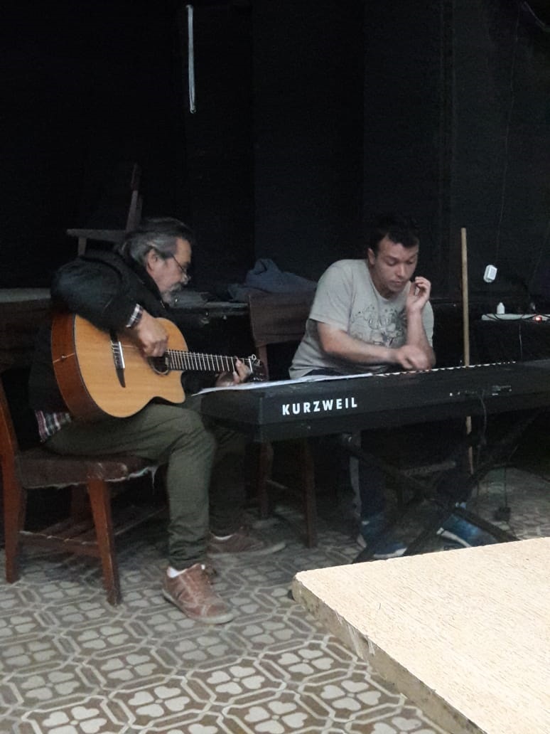 PULIENDO DETALLES. El director trabaja junto a Santiago Pláate.     