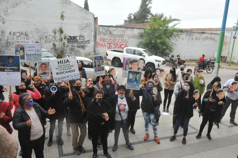 A LA ESPERA. Manifestantes acompañaron en Tribunales a Amalia Ojeda, madre de Milagros y abuela de Benicio, en su reclamo de Justicia.  