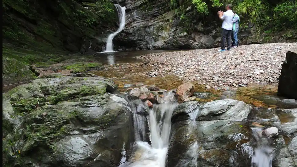 UN PARAÍSO. Al llegar a la cascada, sólo se escucha el ruido del agua y el canto de los pájaros. La naturaleza envuelve a los visitantes con su magia. ARCHIVO LA GACETA