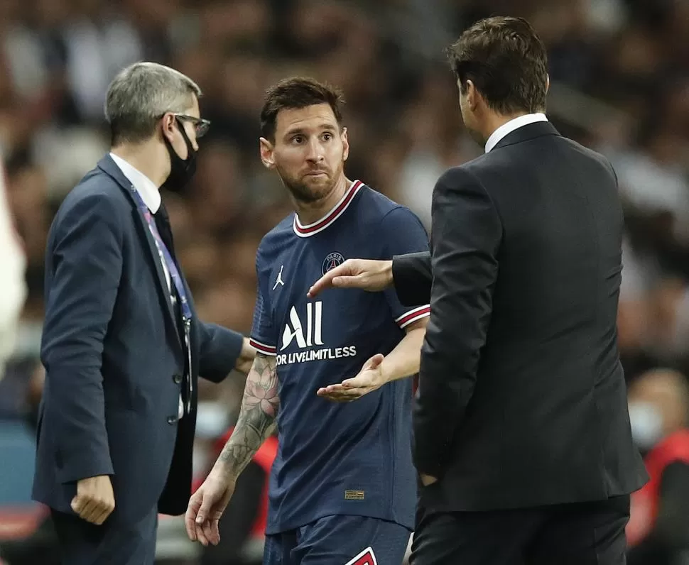 EL MOMENTO ANTE LYON. Messi, los ojos contrariados, mira a Pochettino, que atinó a extenderle una mano.