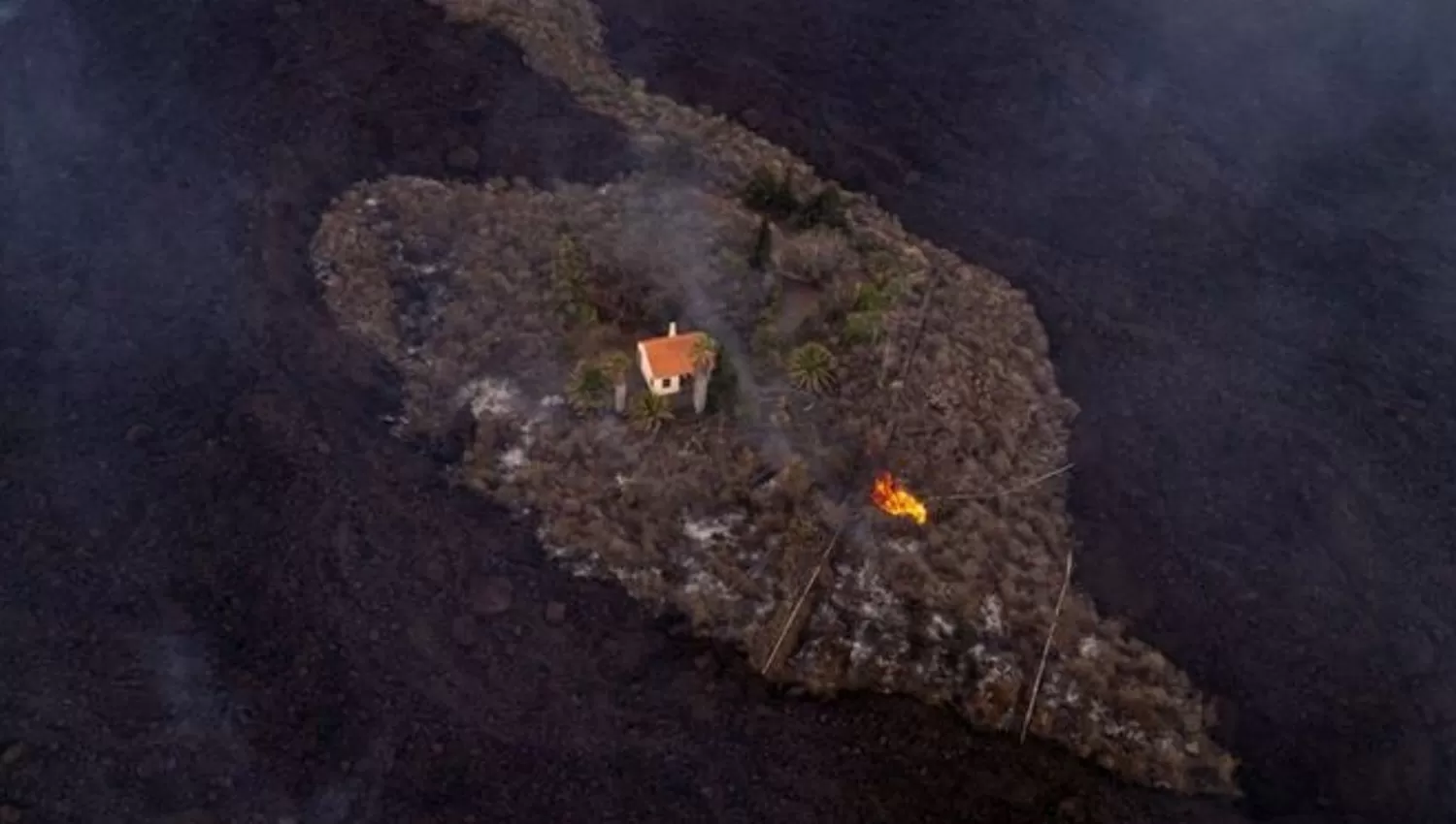 EN PIE. La casa de dos plantes fue rodeada por ríos de lava del volcán Cumbre Vieja.