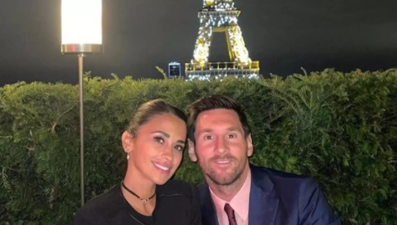 ¡QUÉ POSTAL! Antonela Roccuzzo y Lionel Messi posaron con la torre Eiffel de fondo.