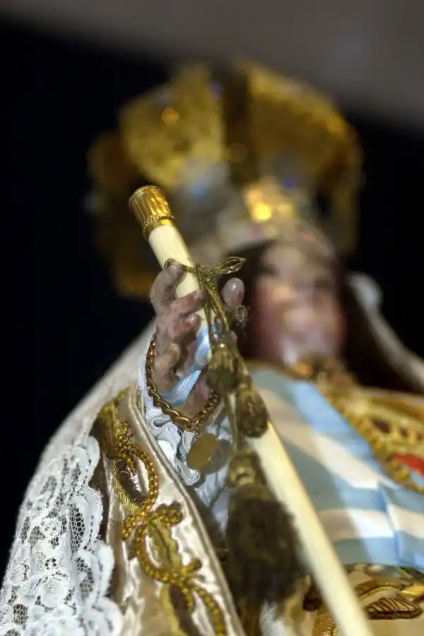 GENERALA. La Virgen con el bastón de mando original. Hay una réplica. 