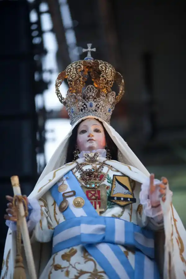 CORONA. Para ocasiones especiales, la imagen luce la corona de joyas.