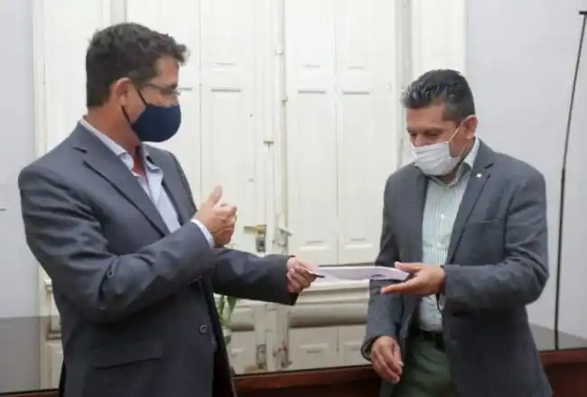 NUEVO CARGO. Figueroa asume ante Gabriel Yedlin, tres días después de las PASO. Foto: Prensa Ministerio de Desarrollo Social.