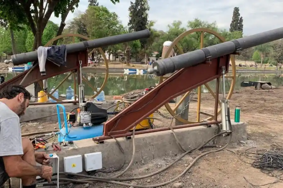 FUEGO PREPARADO. Montaje de los cañones que se oirán en la obra.  