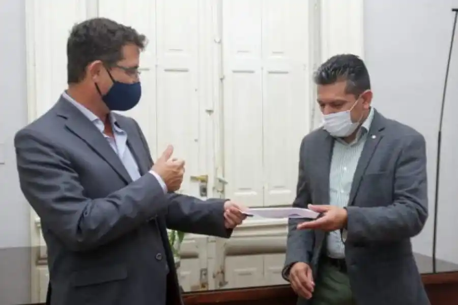 NUEVO CARGO. Figueroa asume ante Gabriel Yedlin, tres días después de las PASO. Foto: Prensa Ministerio de Desarrollo Social.