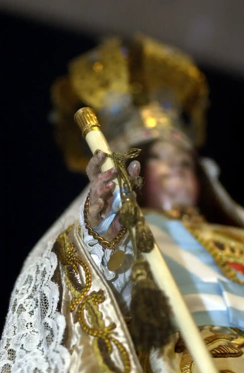 GENERALA. La Virgen con el bastón de mando original. Hay una réplica. 