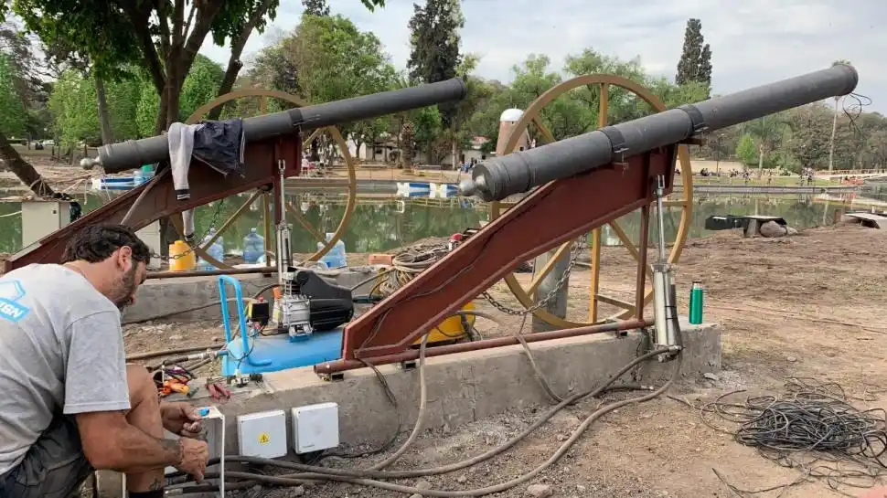 FUEGO PREPARADO. Montaje de los cañones que se oirán en la obra.  