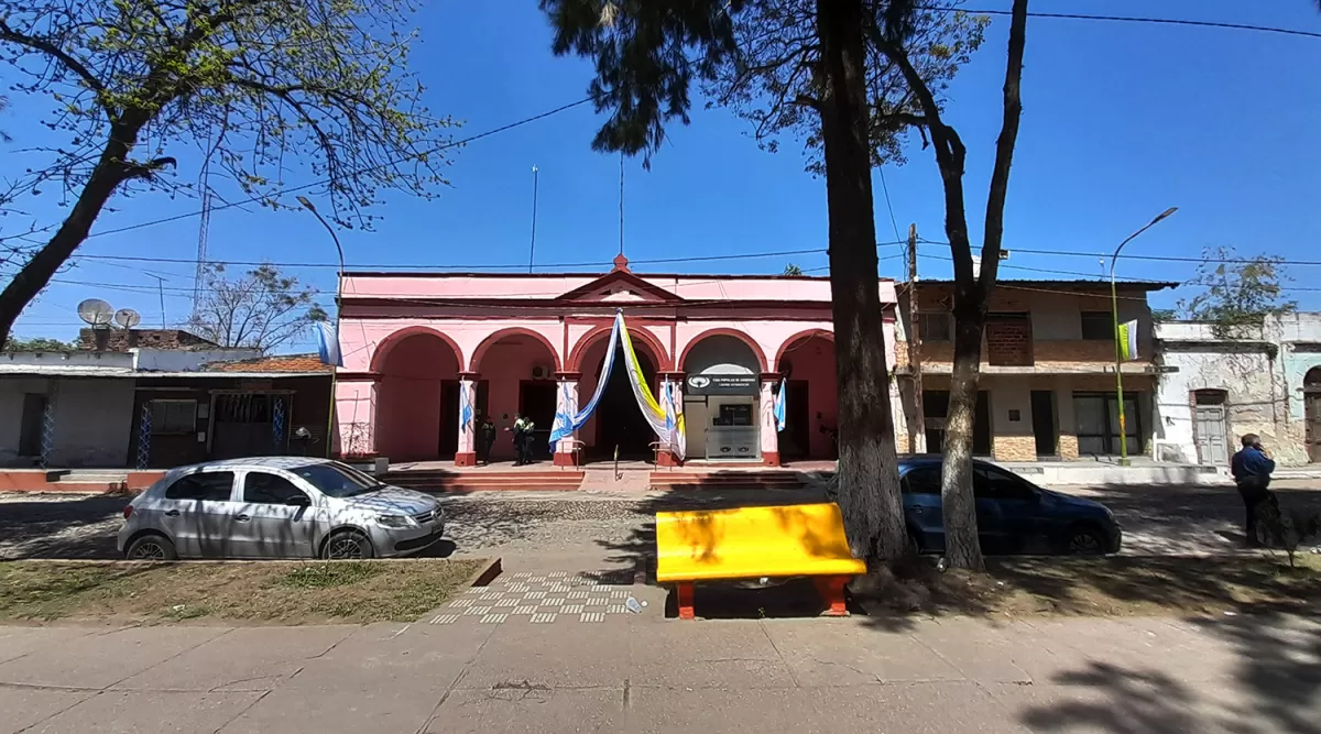 UN AVANCE. El cajero automático de la Caja Popular de Ahorros es una huella de modernidad y le ahorra a los vecinos el viaje hasta Concepción. 