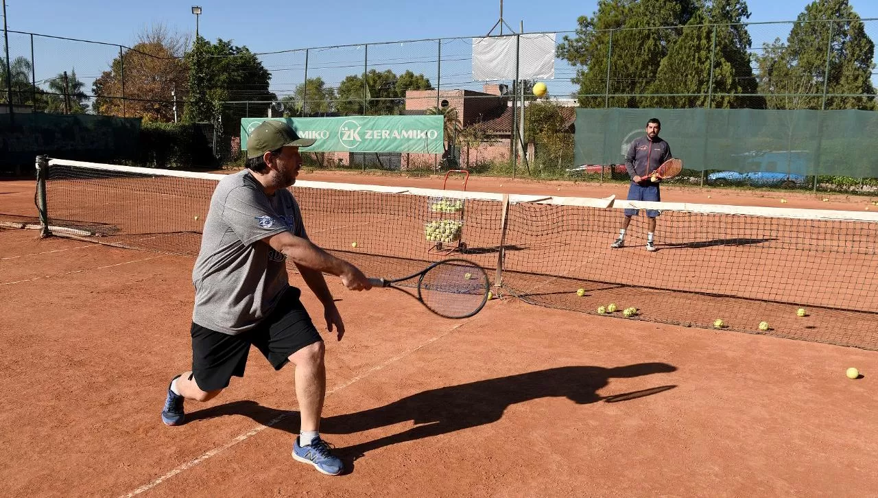 POCAS PELOTITAS. Una foto de un partido de tenis en Tucumán, entre un alumno y su profesor, tras el retorno de la actividad, en junio del año pasado. ARCHIVO LA GACETA