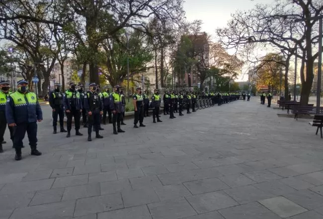 ALISTADOS. Los 100 policías se reunieron en la plaza Independencia. Foto: Comunicación Pública