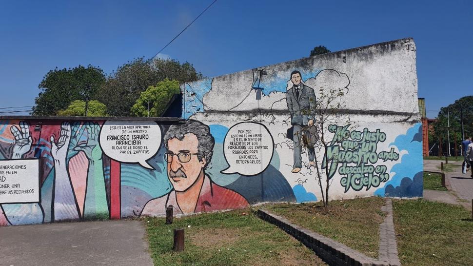 FOTOS DE ARRIBA: las luchas, en el mural de la Municipalidad. A LA DERECHA: A 200 años del milagro de la Virgen del Rosario.