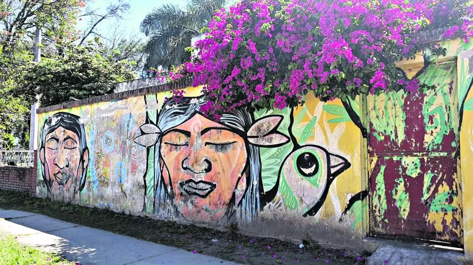 Una pared del barrio Alberdi, intervención de la Escuela de Arte Popular.