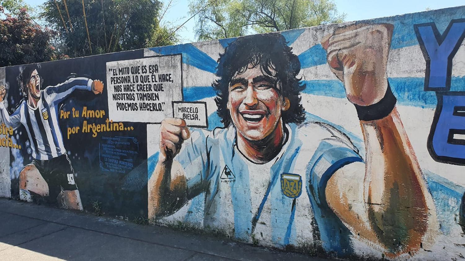 EL 10. Las imágenes de Diego Armando Maradona en la entrada de Monteros, Tucumán. ARCHIVO LA GACETA.