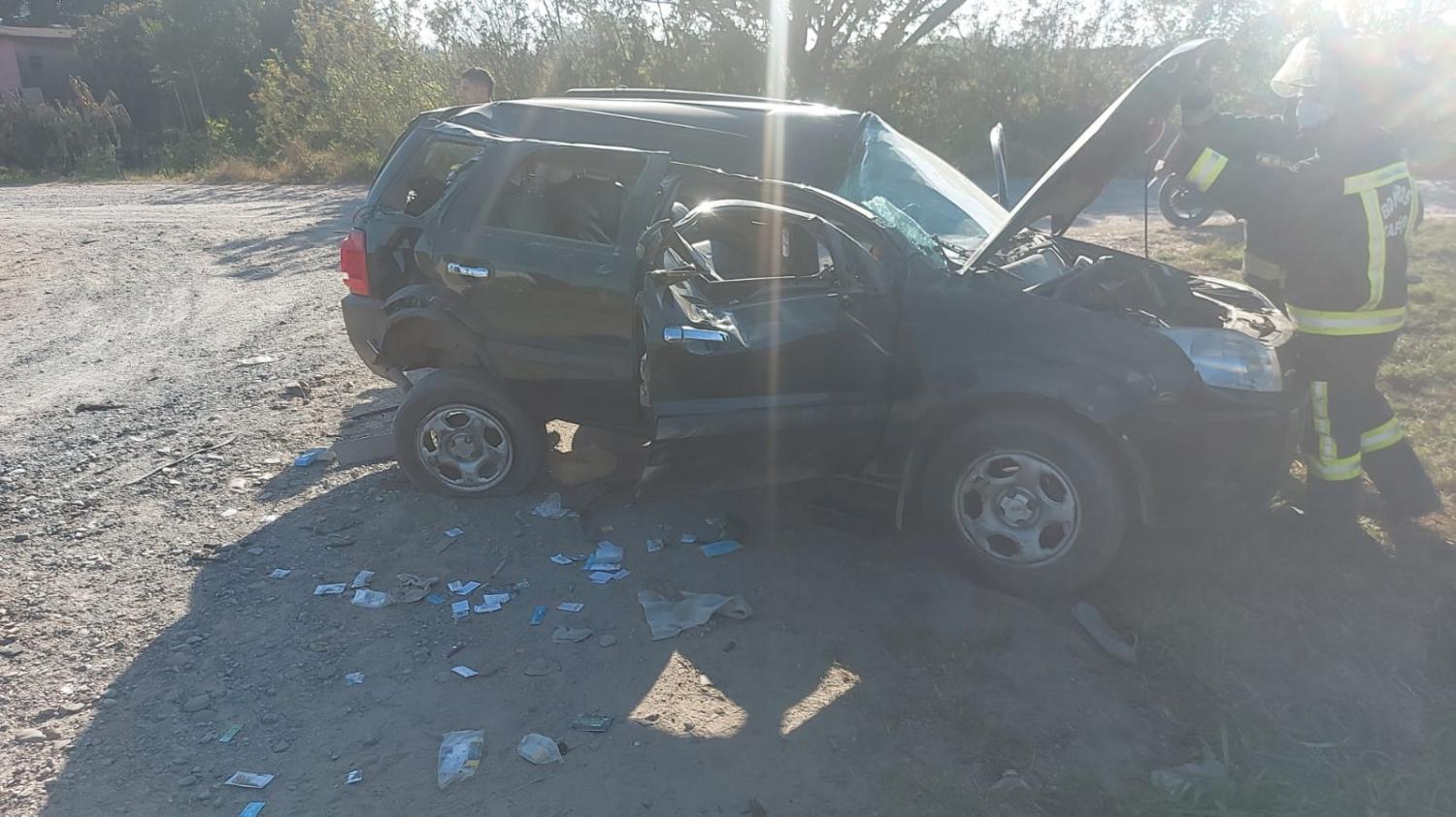 TRAS EL ACCIDENTE. El siniestro dejó impactantes secuelas en uno de los vehículos. Foto: Gentileza Policía de Tucumán