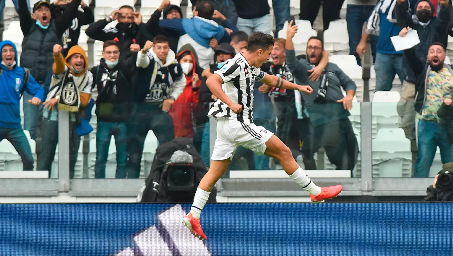 EUFORIA. Dybala celebra el gol que abrió el camino de la victoria para Juventus.
