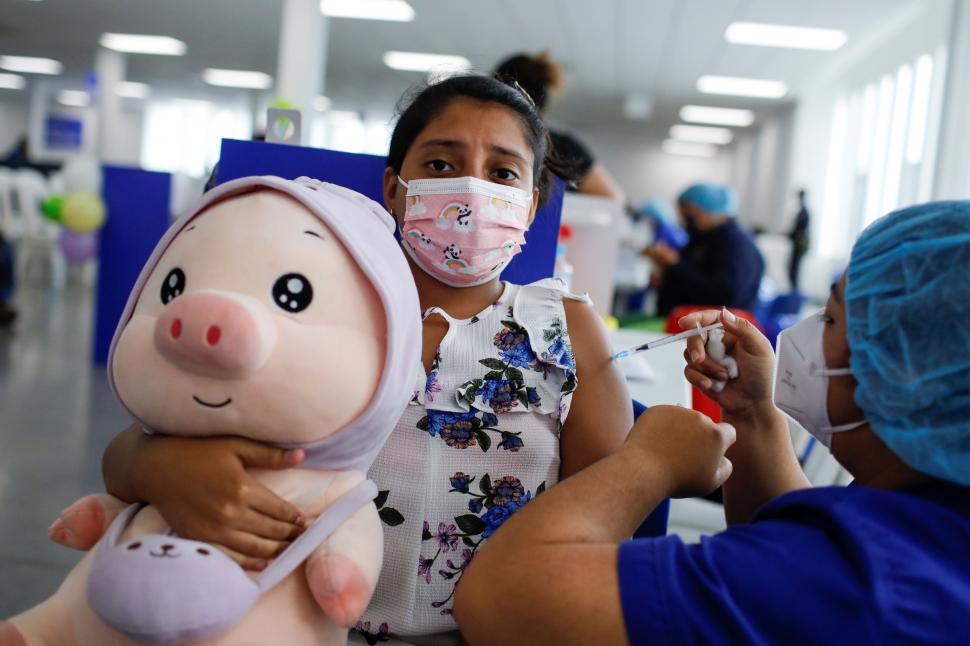 AVANCES. En El Salvador vacunan a niños mayores de seis años con el fármaco chino. ARCHIVO