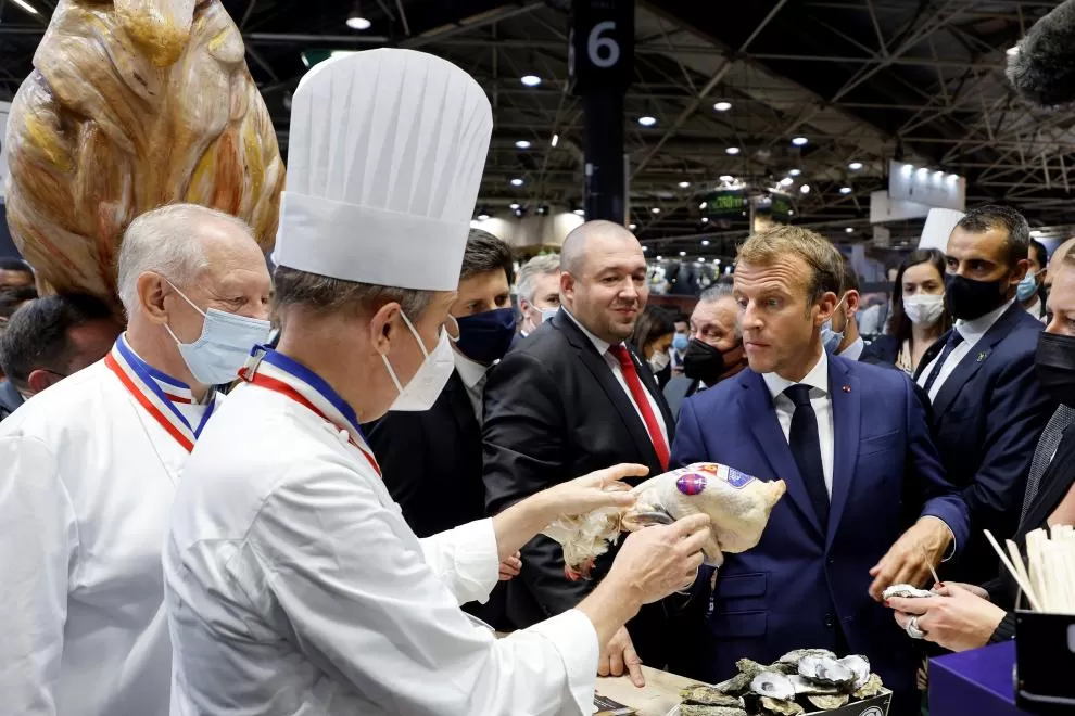 NUEVO INCIDENTE. Emmanuel Macron fue agredido con un huevazo durante su visita a una feria gastronómica. FOTO DE REUTERS.