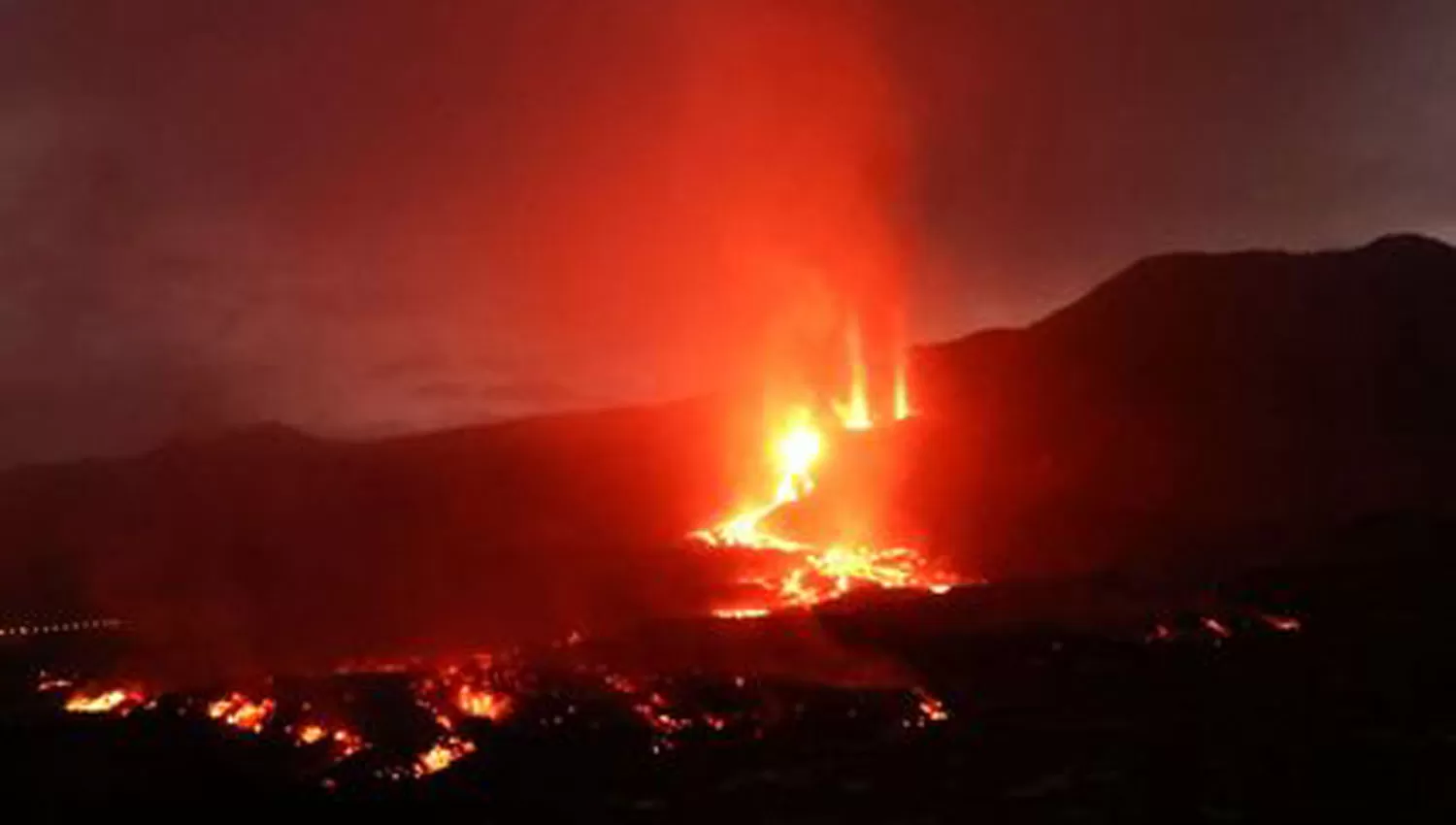 ALERTA. El volcán Cumbre Vieja lleva nueve días de actividad y ya fueron evacuadas 6.000.