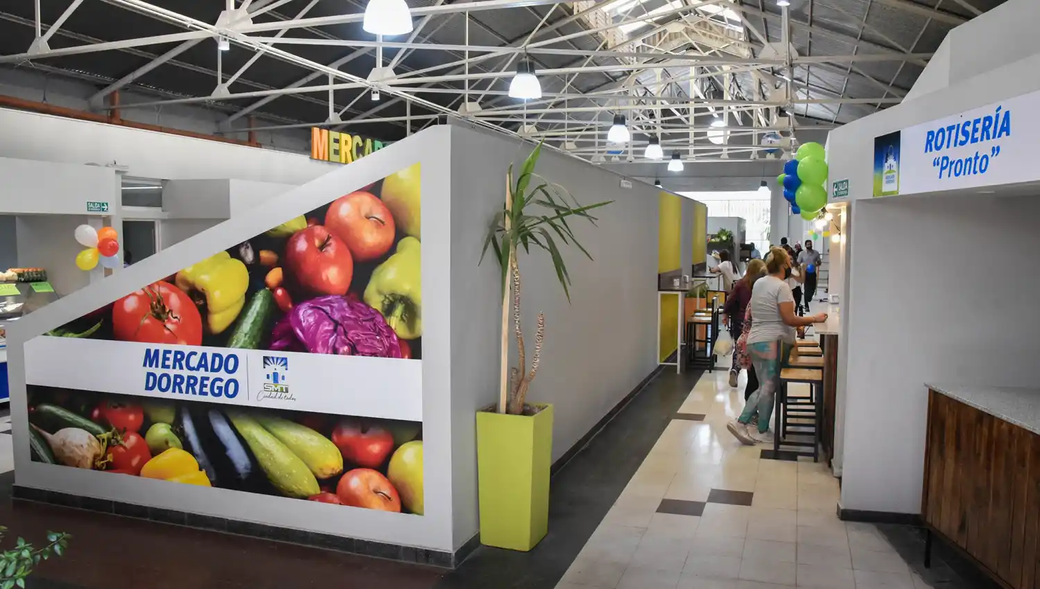 INAUGURACIÓN. Puesteros del Mercado del Norte fueron reubicados en un nuevo espacio.