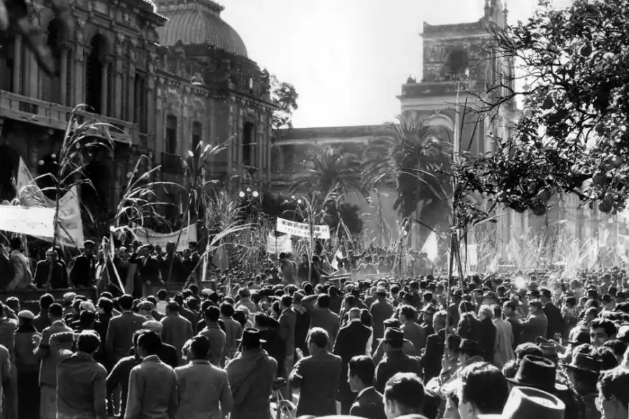 MANIFESTACIÓN. Del campo a las puertas de la Casa de Gobierno, un aporte del archivo de LA GACETA. marcelo brodsky 