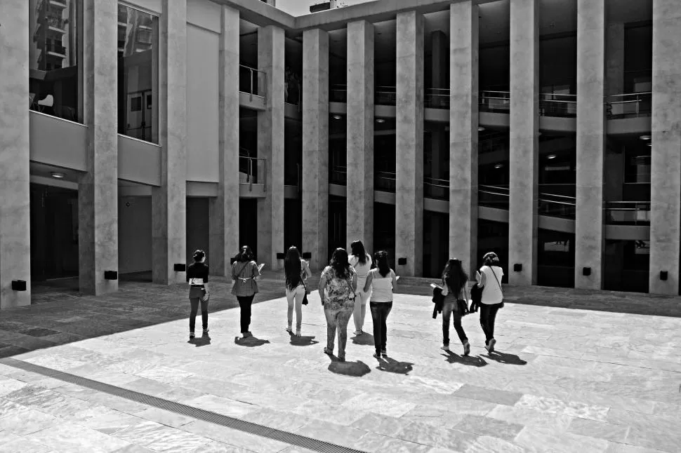 CASA DE ESTUDIOS. El patio y los pasillos de la facultad de Derecho de la Universidad Nacional de Tucumán. 