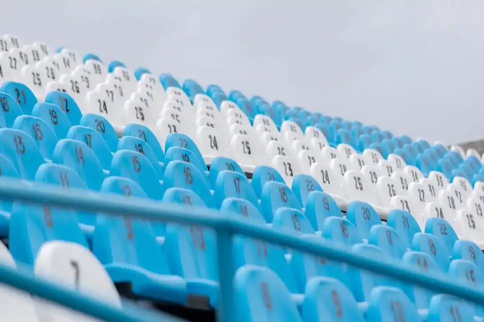 Para ir el sábado a la cancha, los socios decanos deberán ponerse al día