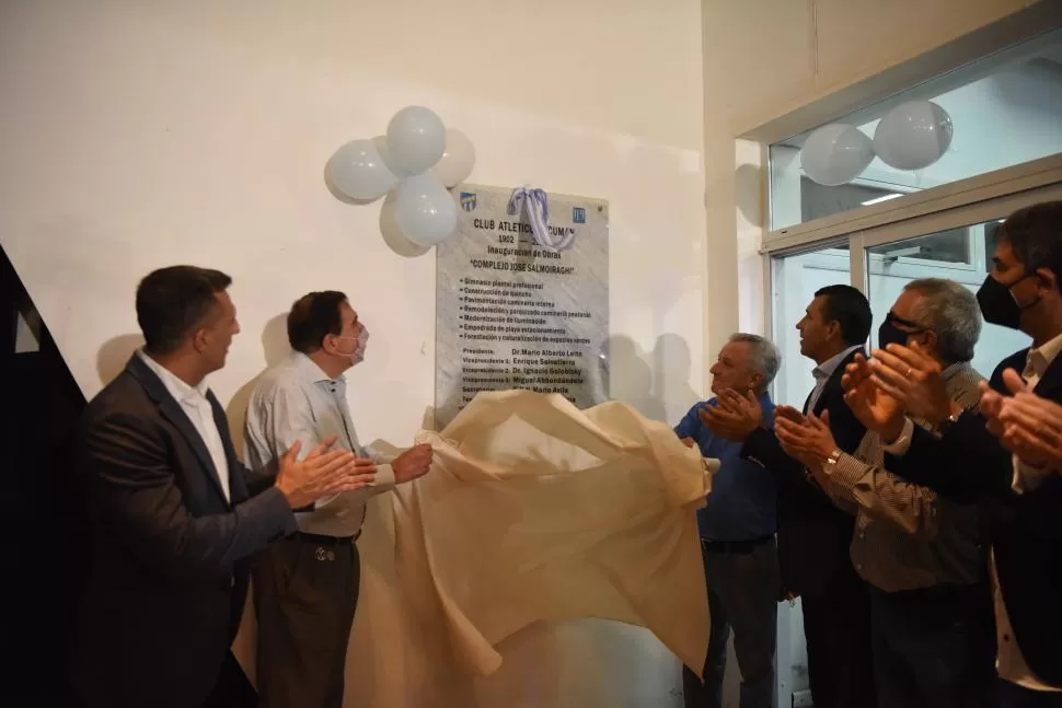 FOTOS DEL “CUMPLE”. El descubrimiento de la plaqueta en Ojo de Agua, el dorsal de la nueva camiseta, el nuevo gimnasio y la ofrenda floral de cada 27 de setiembre. 