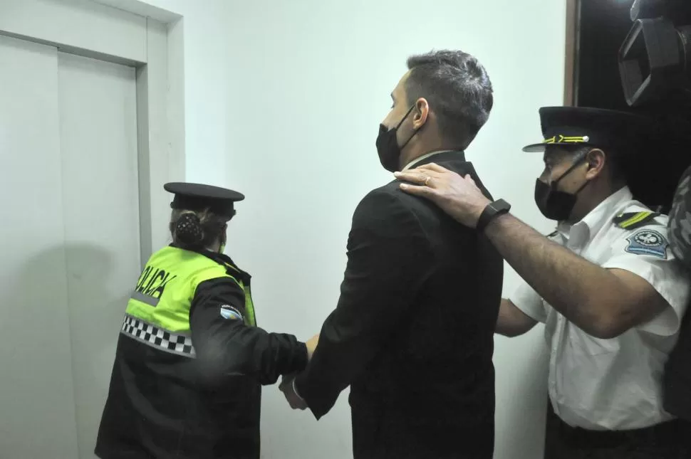 EN TRIBUNALES. Roberto Rejas es trasladado esposado después de escuchar la condena en su contra. 