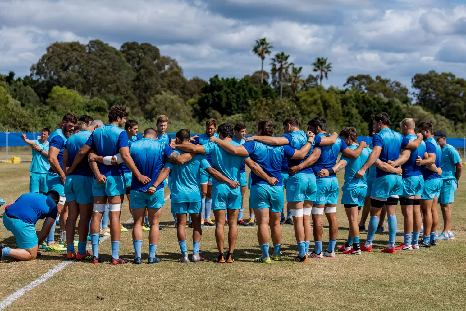 EN BURBUJA. El plantel del seleccionado argentino de rugby debe acatar la normativa sanitaria vigente en Australia. Foto Twitter Los Pumas