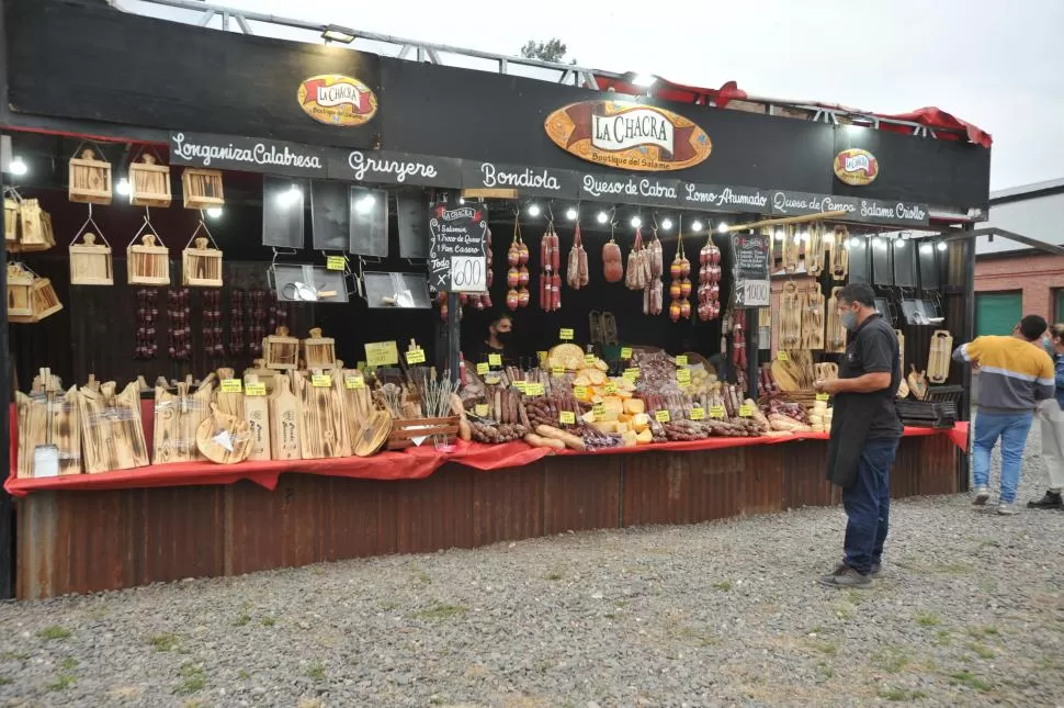 REGIONAL. Los puestos con quesos y salames regionales se hicieron presentes en la Expo Rural 2021.  