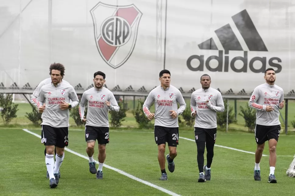 PUESTA A PUNTO. Ponzio, Casco, Enzo Pérez, De la Cruz y Paulo Díaz, en la práctica del “Millonario”. twitter@riverplate