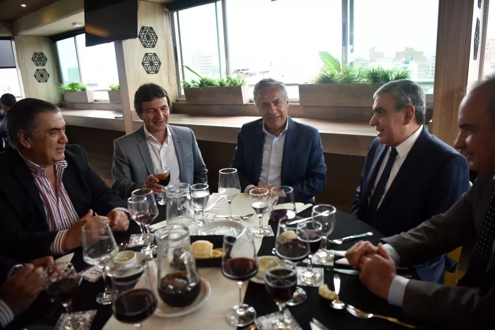 LA UNIDAD COMO MISIÓN. Cornejo compartió la mesa con Romano Norri, Sánchez, Alfaro y Ocaranza. 