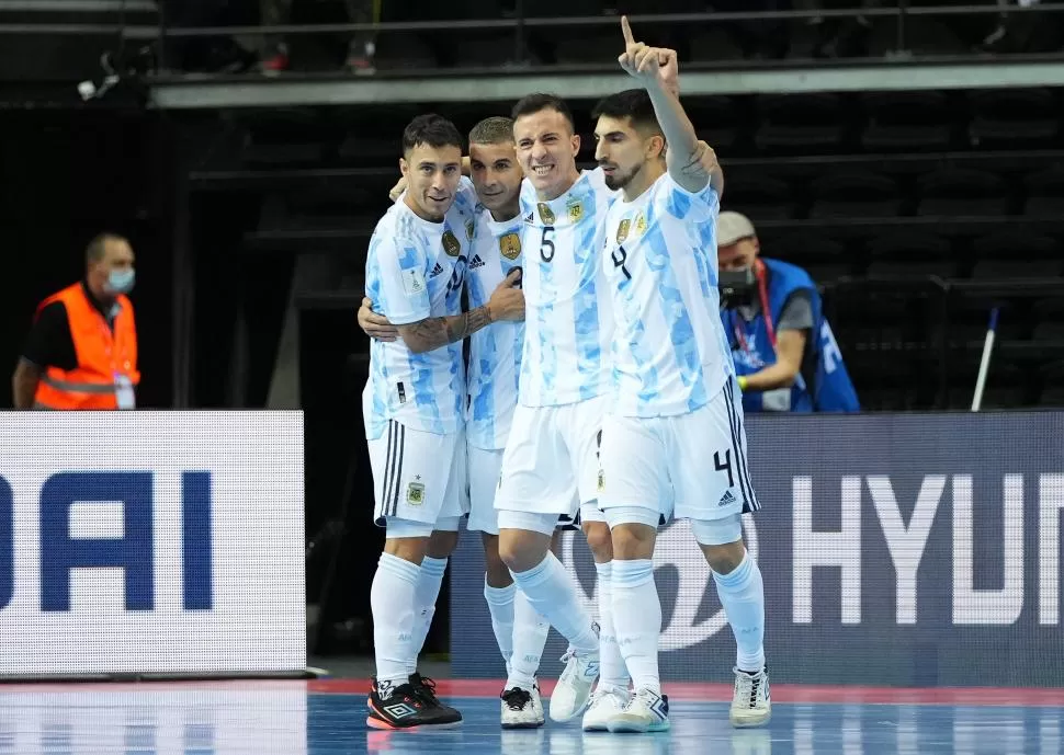 FESTEJO. Los jugadores argentinos festejan uno de los goles que le marcaron a Brasil. 