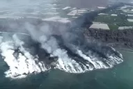 La furia del volcán Cumbre Vieja: la lava llega al mar y agranda La Palma