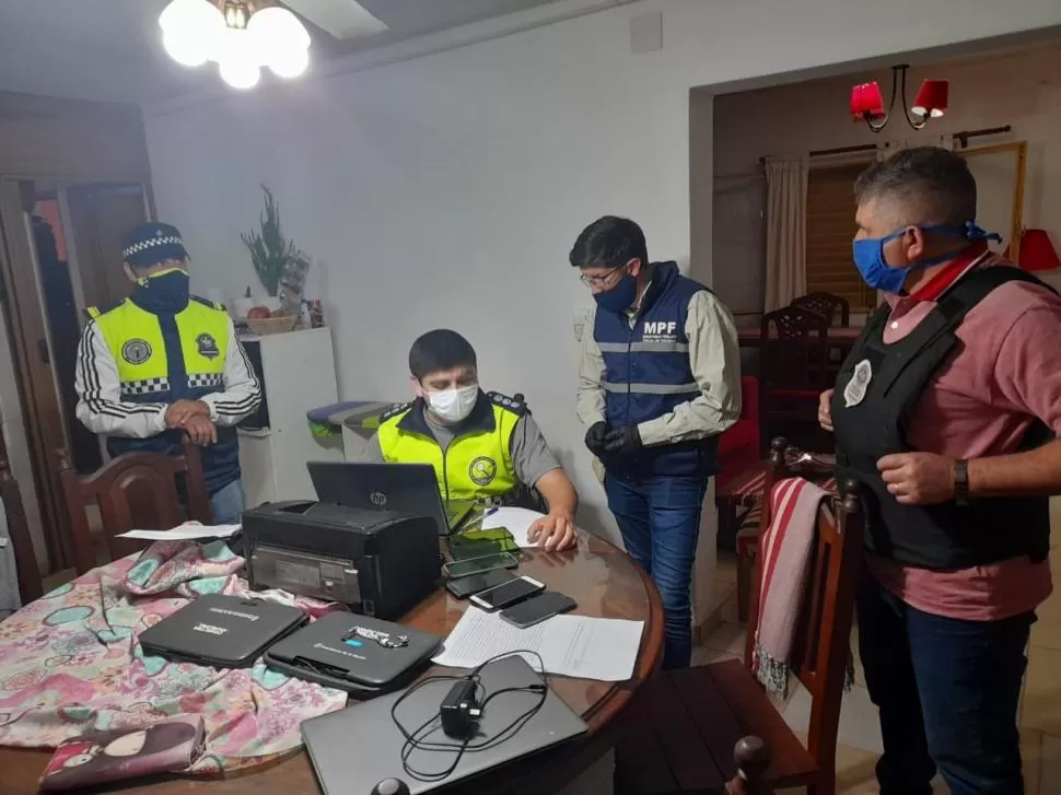EN PLENO TRABAJO. Los investigadores realizan las actuaciones durante un allanamiento que realizaron ayer en la ciudad de Monteros. 