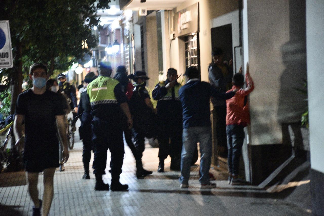 Otra vez, incidentes en la plaza Urquiza: adolescentes demorados y armas blancas secuestradas