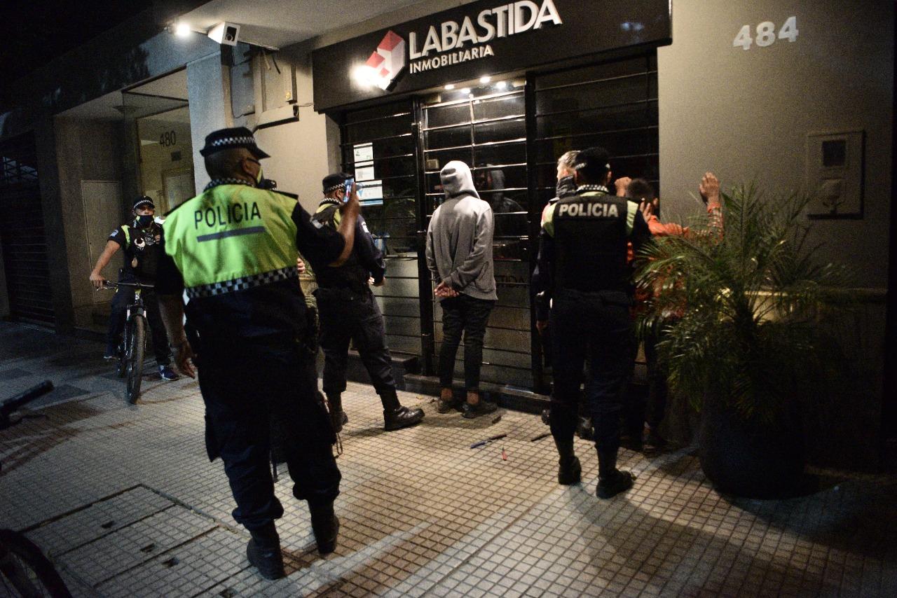 Otra vez, incidentes en la plaza Urquiza: adolescentes demorados y armas blancas secuestradas