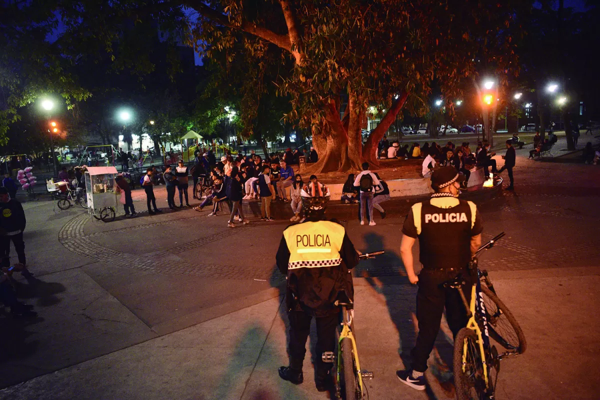 CUSTODIA. Al menos 30 policías estuvieron en el paseo público.