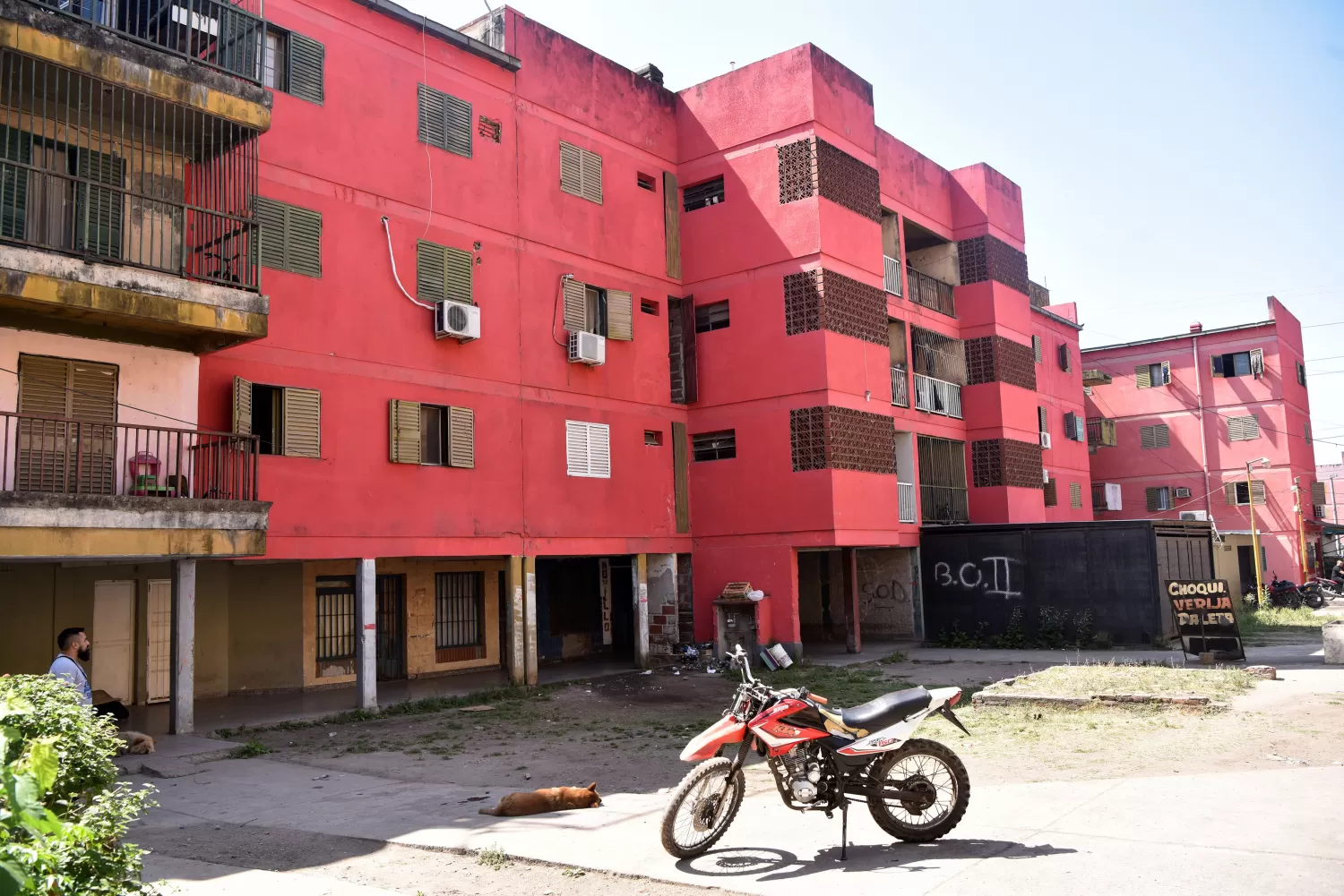 CAMBIO DE CARA. En el barrio Oeste II, el municipio pintó los monoblocks de colores rojo, azul, naranja y rosa y los vecinos celebraron las mejoras. 