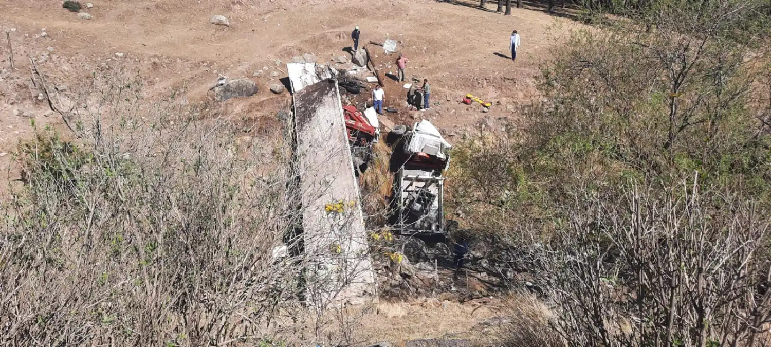 TRAGEDIA EN LA RUTA 307. El accidente se registró en la zona de Pinar de los Ciervos. Foto: Gentileza Policía de Tucumán