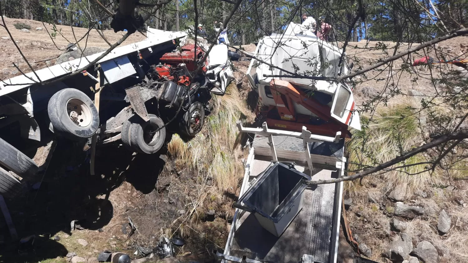 TERRIBLE IMPACTO. Los camiones quedaron destrozados por el siniestro. Foto: Gentileza Policía de Tucumán