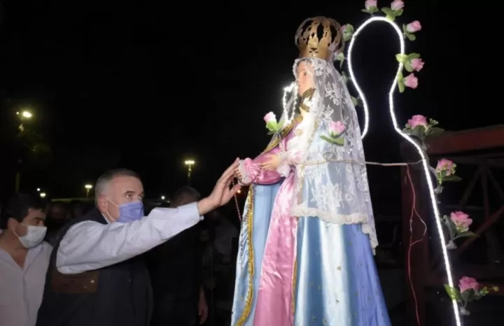 EN SIMOCA. Jaldo participó de las fiestas patronales de la Virgen del Rosario en Santa Cruz y La Tuna. telam